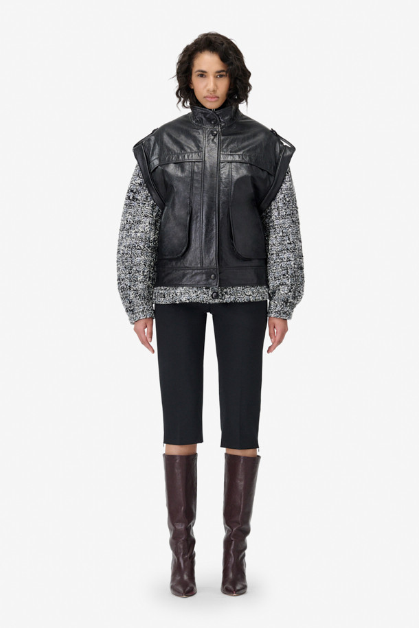 **JASPER(재스퍼) 하이넥 가죽 베스트**는 모던한 스타일을 추구하는 당신을 위한 완벽한 아이템입니다. 부드러운 천연 가죽 소재에 블랙 컬러, 무지 패턴으로 시크하면서도 미니멀한 분위기를 연출합니다. 견장 디테일과 사이드 포켓이 디자인의 포인트를 더하며, 봄, 가을 시즌 데이트룩, 모임룩, 출근룩 등 다양한 TPO에 활용 가능합니다. 오버핏으로 편안함과 스타일리시함을 동시에 잡았으며, 스냅 및 지퍼 여밈으로 간편하게 착용할 수 있습니다. 안감은 레이온 소재로 제작되어 부드러운 촉감을 선사합니다.
