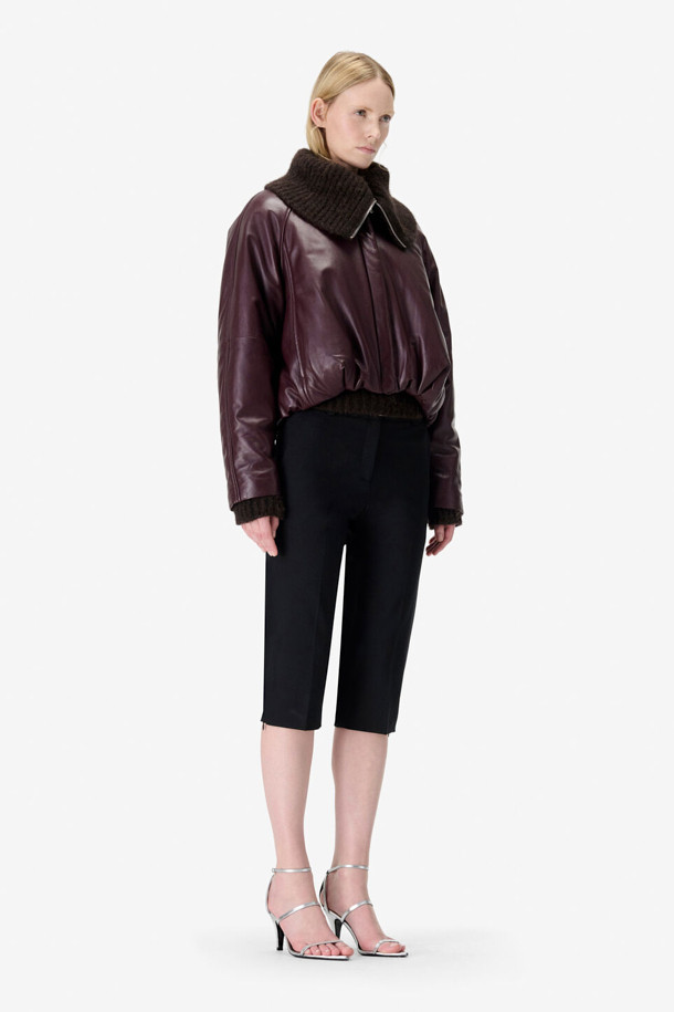 델타 가죽 블루종 재킷은 부드러운 양가죽 소재로 제작되어 고급스러운 촉감을 선사하는 블루종 재킷입니다. 와인, 버건디 두 가지 컬러로 출시되어, 가을과 겨울 시즌 캐주얼한 데이트룩, 모임룩에 포인트를 더할 수 있습니다. 하이넥 칼라, 라글랑 라인, 밑단 셔링 디테일이 돋보이는 디자인으로, 트렌디하면서도 미니멀, 클래식한 스타일을 연출합니다. 루즈핏 크롭 기장으로, 편안한 착용감과 세련된 실루엣을 동시에 만족시켜줍니다. 안감은 리오셀 소재로 제작되어 쾌적한 착용감을 제공합니다.
