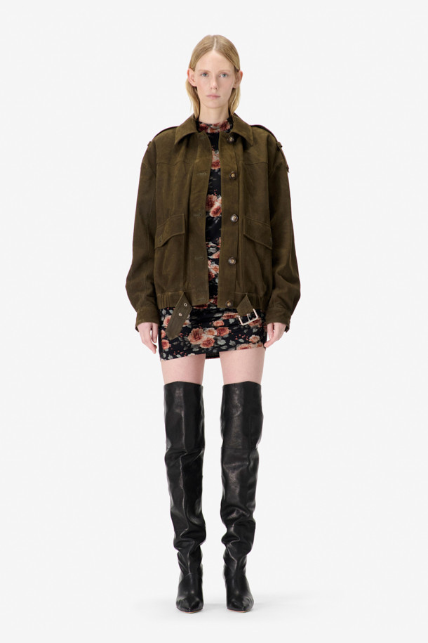 'BARRIE(바리에)' 스웨이드 오버 자켓은 남녀 공용으로, 봄, 가을에 캐주얼, 클래식, 미니멀한 스타일을 연출하기 좋습니다. 부드러운 스웨이드와 천연가죽 소재로 제작되어 고급스러운 촉감을 선사하며, 드롭 숄더와 플랩 포켓, 밑단 밴딩 등의 디테일이 돋보입니다. 넉넉한 오버핏으로 편안한 착용감을 제공하며, 데이트룩, 모임룩에 활용하기 좋습니다. 안감은 레이온 소재로 마감하여 활동성을 높였습니다. 
