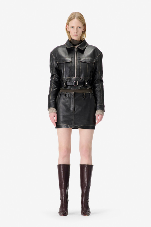 토론토 벨티드 가죽 재킷은 여성 고객을 위해 제작된, 모던하고 클래식한 스타일의 블랙 가죽 재킷입니다. 봄, 가을에 어울리는 두꺼운 소가죽 소재로 제작되었으며, 셔츠형 디자인에 숏 기장으로 시크한 매력을 더했습니다. 지퍼와 벨트 여밈 방식으로 허리 라인을 강조하여 레귤러핏을 더욱 돋보이게 합니다. 플랩 포켓과 빈티지 가공 디테일이 돋보이며, 리오셀 안감으로 편안한 착용감을 선사합니다. 데이트룩, 모임룩, 출근룩 등 다양한 TPO에 미니멀하고 세련된 스타일을 연출할 수 있습니다.
