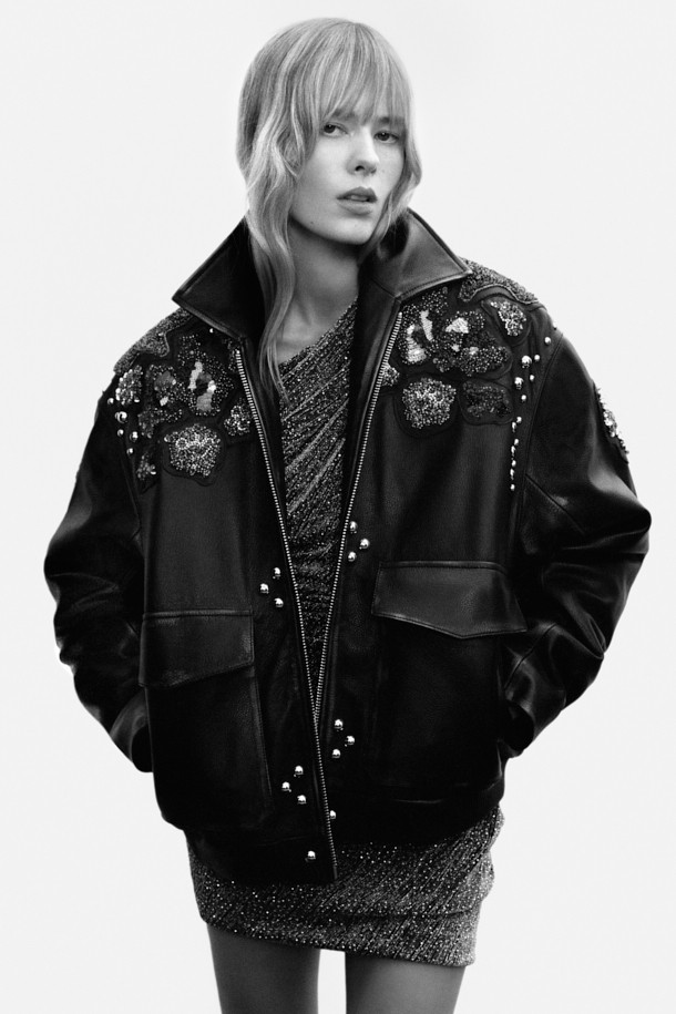 THUNDER(썬더) 자수 가죽 재킷은 소가죽 소재의 여성용 아우터입니다. 블랙 컬러에 오버핏 레귤러 기장의 라이더 재킷으로, 봄, 가을에 착용하기 좋습니다. 자수 패턴과 비즈 장식, 플랩 포켓, 빈티지 가공 디테일이 돋보이며, 지퍼 여밈과 소매 버튼으로 포인트를 더했습니다. 안감은 리오셀 소재이며, 데이트룩, 모임룩, 스트릿, 시크, 클래식 스타일을 연출하기에 좋습니다.
