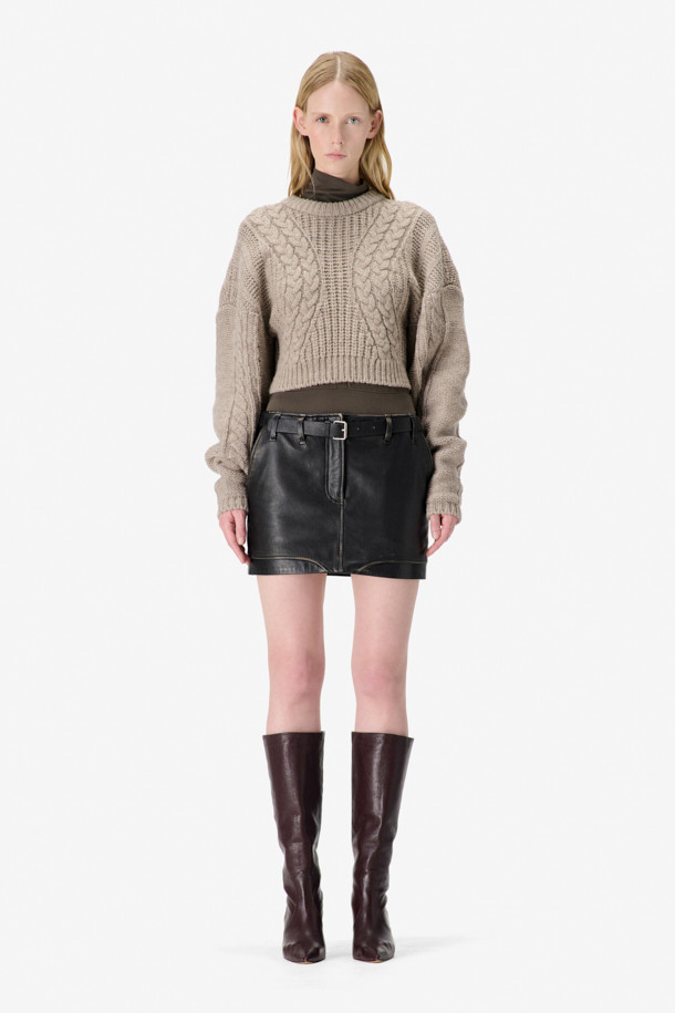 THAMES(템즈) 벨티드 가죽 스커트는 가을과 겨울, 모던한 스타일을 연출하기에 적합한 여성 미니스커트입니다. 블랙 컬러의 H라인 슬림핏으로, 소가죽과 리오셀 혼방 소재로 제작되어 뻣뻣한 촉감과 두꺼운 두께감을 자랑합니다. 벨트가 포함되어 있으며 전면 지퍼, 밑단 곡선 절개, 스티치 디테일, 빈티지 가공, 안감 처리가 더해져 시크하고 클래식한, 미니멀한 무드를 선사합니다. 데이트룩, 모임룩, 소개팅룩 등 다양한 TPO에 활용 가능합니다.
