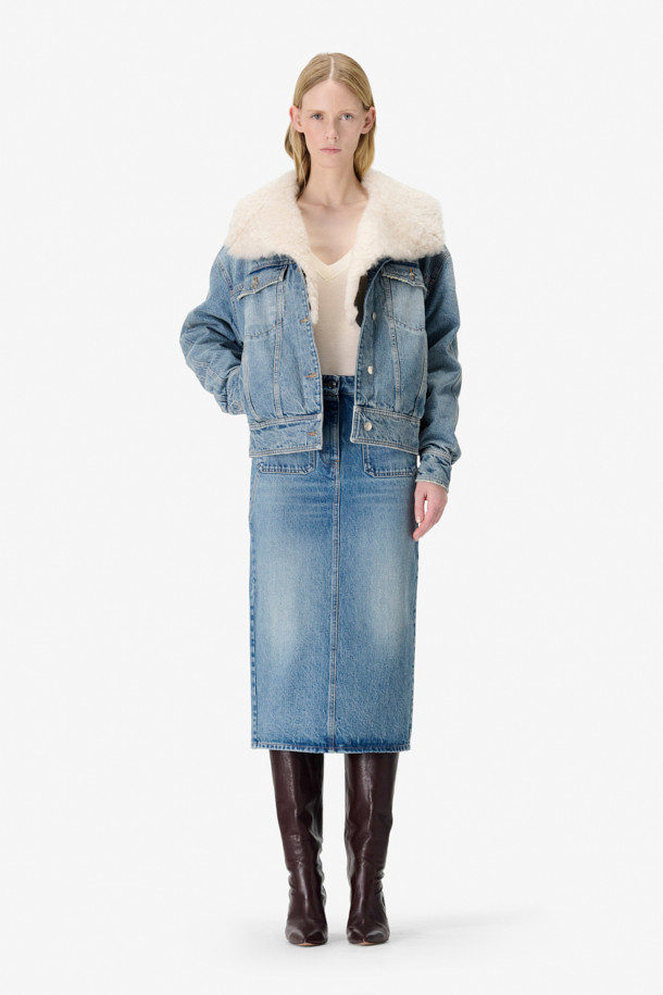 **SIRYNE(시린) 포켓 데님 스커트**는 캐주얼, 미니멀, 클래식 스타일을 즐겨 입는 여성들을 위한 데님 스커트입니다. 블루 컬러의 무지 디자인으로, 봄, 가을에 어울리는 두꺼운 두께감과 뻣뻣한 촉감을 가지고 있습니다. 스트레이트 핏의 H라인 스커트로, 빈티지 워싱과 프론트 아웃포켓 디테일이 특징이며, 뒷면 허리 다트와 슬릿으로 편안함과 스타일을 더했습니다. 안감은 폴리에스터와 면 혼방으로 제작되었으며, 데이트룩이나 봄 소풍룩에 코디하기 좋습니다.
