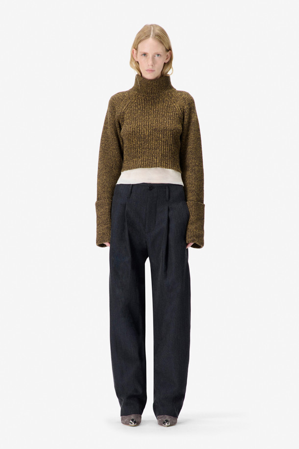 BARISSA (바리사) 와이드 테일러 팬츠는 클래식, 미니멀, 시크 스타일을 추구하는 여성 고객을 위한 제품입니다. 가을, 겨울 시즌에 어울리는 두꺼운 두께감의 블랙 컬러 긴바지로, 모와 폴리에스터 혼방 소재로 제작되었습니다. 루즈핏 와이드 실루엣에 핀턱 디테일과 후면 웰트 포켓으로 포인트를 더했으며, 안감은 레이온과 면으로 마감하여 편안한 착용감을 선사합니다. 오피스룩, 출근룩, 모임룩 등 다양한 TPO에 활용 가능하며, 일자 핏으로 세련된 스타일을 연출합니다.
