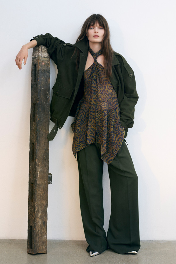 PALLIA(팔리아) 와이드 팬츠는 여성들을 위한 엘레강스 스타일의 긴바지입니다. 레이온과 모 혼방 소재로 제작되어 부드러운 촉감을 선사하며, 사계절 내내 착용할 수 있습니다. 하이웨이스트 디자인에 루즈핏으로 편안함을 더했으며, 플리츠 디테일과 웰트 포켓으로 세련된 포인트를 주었습니다. 오피스룩과 모임룩은 물론, 클래식, 미니멀, 시크 스타일을 즐기는 분들께 추천합니다. 블랙 컬러의 PALLIA(팔리아) 와이드 팬츠로 당신의 스타일을 완성해 보세요.
