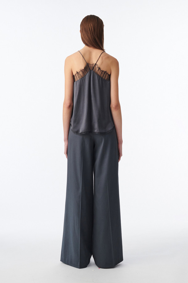 BERWYN(벌윈) 레이스 슬리브리스 탑은 실크 100% 소재로 제작되어 부드러운 촉감을 선사합니다. 우아한 분위기를 연출하는 레이스 네크라인 디테일과 얇은 어깨끈, 은은하게 비치는 디자인이 특징입니다. 봄, 여름 시즌 데일리룩, 데이트룩, 모임룩, 소개팅룩 등 다양한 TPO에 활용하기 좋습니다. 레귤러핏과 브이넥 디자인으로 클래식, 미니멀, 로맨틱 스타일을 즐겨 입는 여성분들께 추천합니다.
