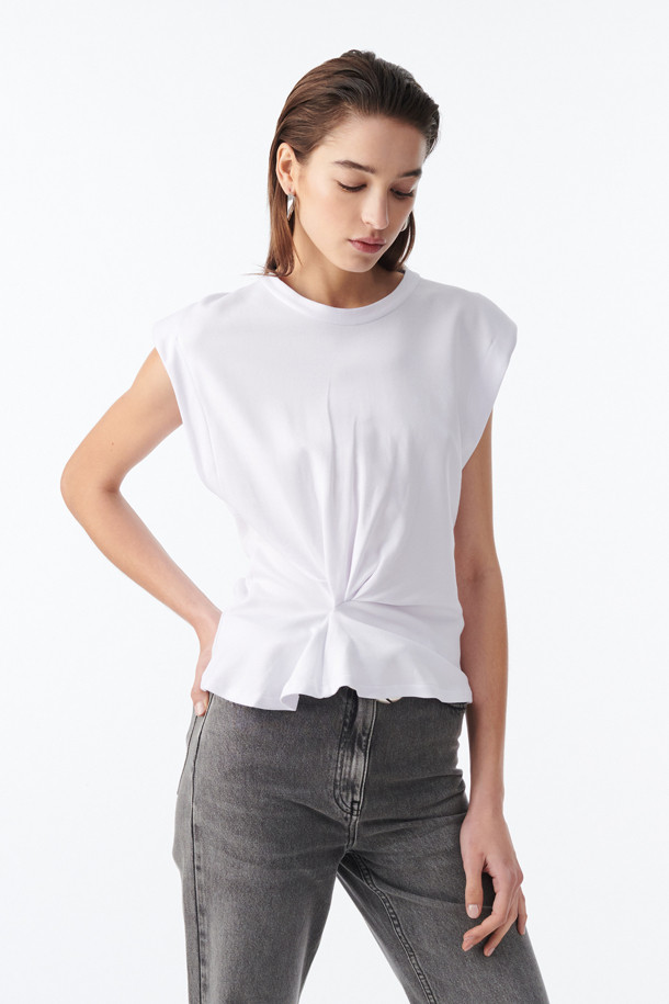 EIRLYS(에일리스) 꼬임 티셔츠는 여성스러운 무드를 연출하는 오프숄더 디자인의 티셔츠입니다. 부드러운 레이온, 면, 나일론 혼방 소재로 제작되어 얇고 시원하며, 봄, 여름에 착용하기 좋습니다. 허리 꼬임 디테일과 숄더 패딩이 더해져 슬림핏을 더욱 돋보이게 합니다. 미니멀하고 모던한 스타일로 데이트룩, 카페룩, 휴가룩 등 다양한 TPO에 활용하기 좋습니다. 무지 디자인의 화이트 컬러로 어떤 하의와도 쉽게 매치할 수 있습니다.
