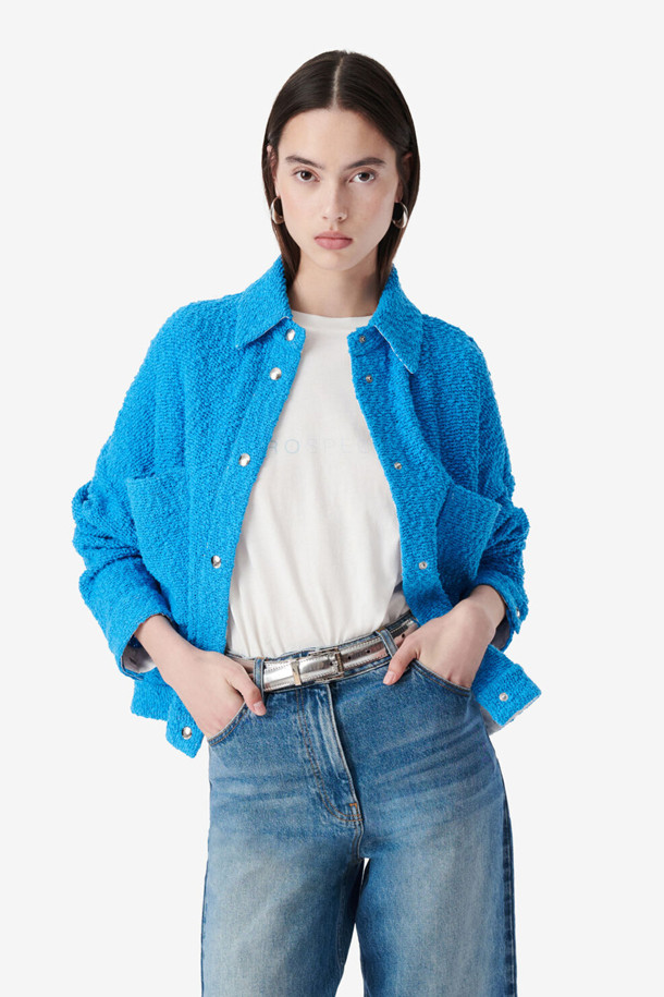 PABLI(파블리) 트위드 셔켓은 봄, 가을에 착용하기 좋은 여성 셔켓입니다. 얇은 두께감으로 부드러운 면, 나일론 혼방 소재를 사용하여 편안한 착용감을 선사합니다. 캐주얼하고 미니멀한 스타일로, 루즈핏과 긴 소매, 오버사이즈 포켓 디자인이 특징입니다. 스냅 버튼으로 여밈이 가능하며, 단독으로 착용하여 멋스러운 연출을 할 수 있습니다. 톤 다운된 블루 컬러에 무지 디자인으로 어떤 옷에도 쉽게 매치할 수 있는 아이템입니다.
