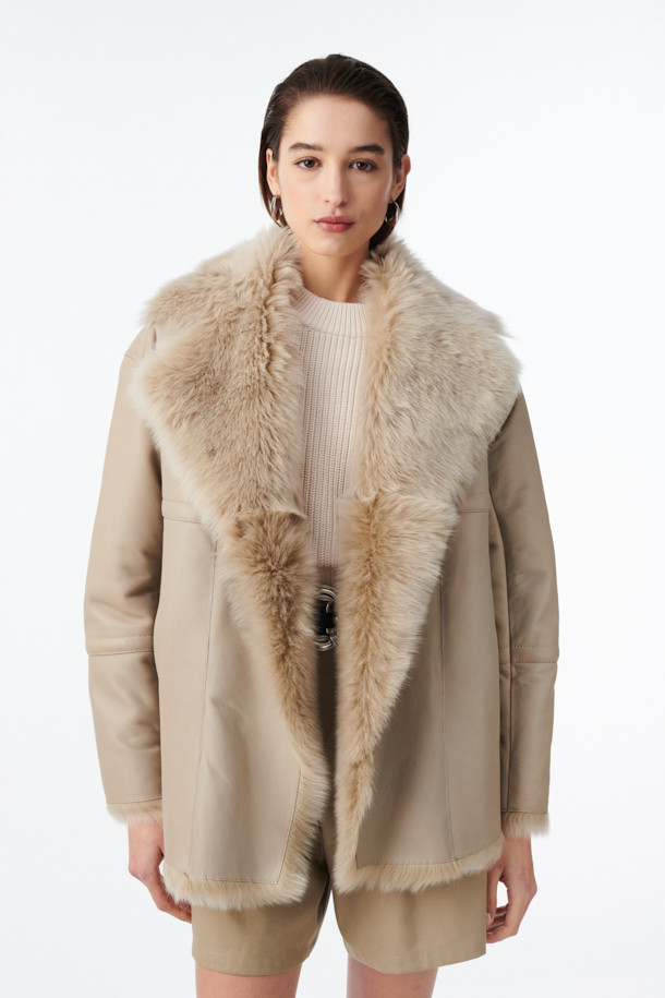 VERNONA(버노나) 리버시블 시어링 재킷은 부드러운 양가죽, 염소가죽, 천연가죽 소재로 제작되어 고급스러운 촉감을 선사합니다. 우아하고 클래식한 스타일을 연출하며, 안감과 겉감을 다르게 사용하여 다양한 분위기를 연출할 수 있는 리버시블 디자인이 특징입니다. 힙 기장의 오버핏으로 편안한 착용감을 제공하며, 반소매와 오픈 카라, 퍼 디테일이 돋보입니다. 데이트룩, 모임룩, 연말 모임룩 등 특별한 날에 시크하고 미니멀한 스타일을 완성해보세요. 베이지 컬러의 무지 디자인은 어떤 스타일에도 쉽게 매치할 수 있어 활용도가 높습니다.
