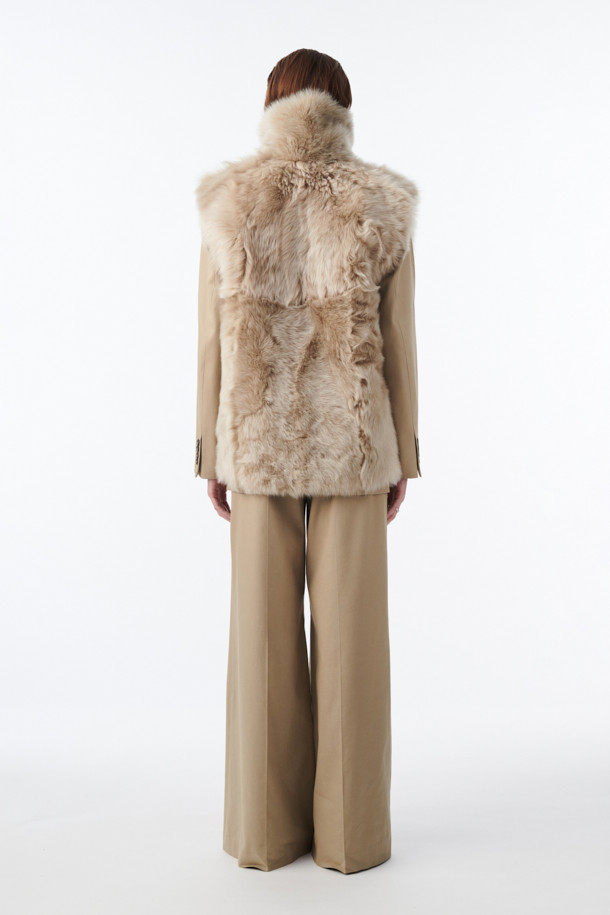 YEMINI(예미니) 리버시블 시어링 베스트는 가을, 겨울 시즌 여성의 클래식하고 엘레강스한 스타일을 완성해 줄 아우터입니다. 베이지 컬러의 무지 디자인으로, 힙 기장의 레귤러핏을 선사하며 오픈형 여밈 방식으로 편안하게 착용할 수 있습니다. 천연 가죽과 퍼 소재의 조합으로 부드러운 촉감을 자랑하며, 두꺼운 두께감으로 따뜻함을 더했습니다. 양면 착용이 가능하며 포켓 디테일이 돋보여 실용성을 높였으며, 데이트룩, 모임룩, 출근룩 등 다양한 TPO에 활용 가능합니다. 미니멀하고 시크한 스타일을 즐기는 분들께 추천합니다.
