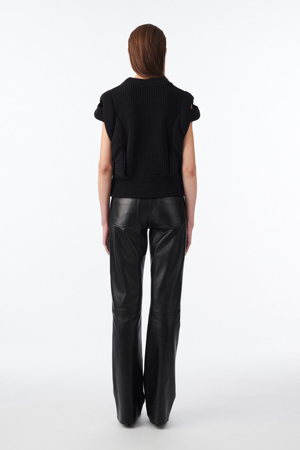 **나스 케이블 니트 탑**

세련된 스타일을 연출하는 여성용 니트/스웨터입니다. 봄, 여름 시즌에 어울리는 블랙 컬러의 민소매 오버핏 탑으로, 미니멀하고 베이직한 스타일을 선호하는 분들께 추천합니다. 면과 폴리에스터 혼방 소재의 케이블 패턴이 특징이며, 숄더 디테일과 시보리 마감으로 포인트를 더했습니다. 데이트룩, 쇼핑룩 등 다양한 TPO에 활용 가능하며, 레이어드하여 클래식, 캐주얼 스타일을 연출할 수 있습니다.
