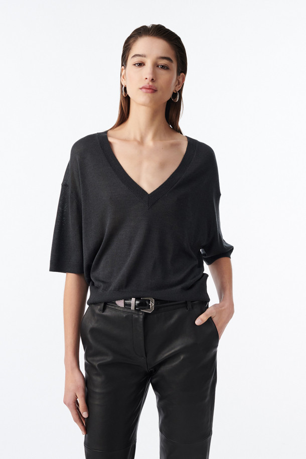 MYLA 브이넥 니트 탑은 부드러운 촉감의 울, 실크, 캐시미어 혼방 소재로 제작되어 봄, 가을에 적합한 반소매 니트입니다. 우아하고 베이직한 스타일로, 드롭 숄더와 루즈 핏 디자인이 특징이며, 단독 또는 이너로 활용하여 다양한 스타일을 연출할 수 있습니다. 블랙 컬러의 무지 디자인으로, 데이트룩, 카페룩, 모임룩 등 TPO에 맞춰 클래식하고 미니멀한 룩을 완성해 보세요. 브이넥 라인이 여성스러운 실루엣을 강조하며, 얇은 두께감으로 편안하게 착용할 수 있습니다.
