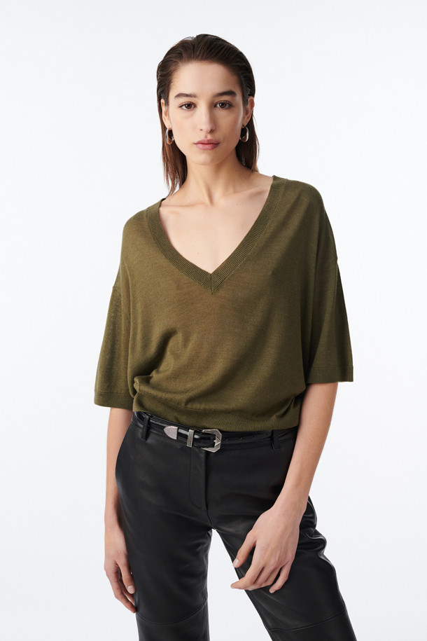 MYLA 브이넥 니트 탑은 여성 의류로, 봄, 가을에 착용하기 좋습니다. 카키 컬러의 부드러운 브이넥 니트 스웨터로, 울, 실크, 캐시미어 혼방 소재를 사용하여 고급스러운 촉감을 선사합니다. 루즈핏 디자인에 얇은 두께감으로 제작되었으며, 드롭 숄더 디테일이 특징입니다. 일상, 데이트, 카페, 모임 등 다양한 TPO에 잘 어울리며, 클래식하고 미니멀한 스타일을 연출할 수 있습니다. 반소매 디자인으로 단독 또는 레이어드하여 스타일리시하게 연출할 수 있습니다.
