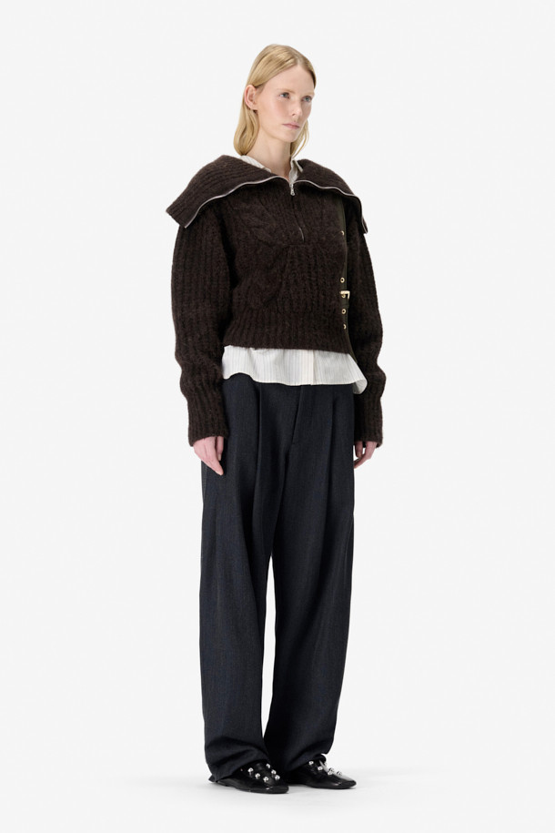 SWANA(스와나) 하프짚 카라 니트 탑은 가을과 겨울, 일상과 출근룩, 모임룩에 모두 어울리는 베이직 스타일의 니트입니다. 브라운 및 다크브라운 컬러로, 루즈핏과 크롭 기장으로 디자인되어 편안하면서도 트렌디한 핏을 연출합니다. 나일론, 알파카, 모 소재를 혼방하여 부드러운 촉감을 선사하며, 케이블 패턴과 긴 소매, 하프 집업 스타일의 카라 디자인이 특징입니다. 카울넥 또는 와이드 오픈 칼라로도 연출 가능하며, 시보리 소매와 밑단으로 깔끔한 마무리를 더했습니다. 클래식, 미니멀, 캐주얼 등 다양한 스타일로 활용하기 좋습니다.
