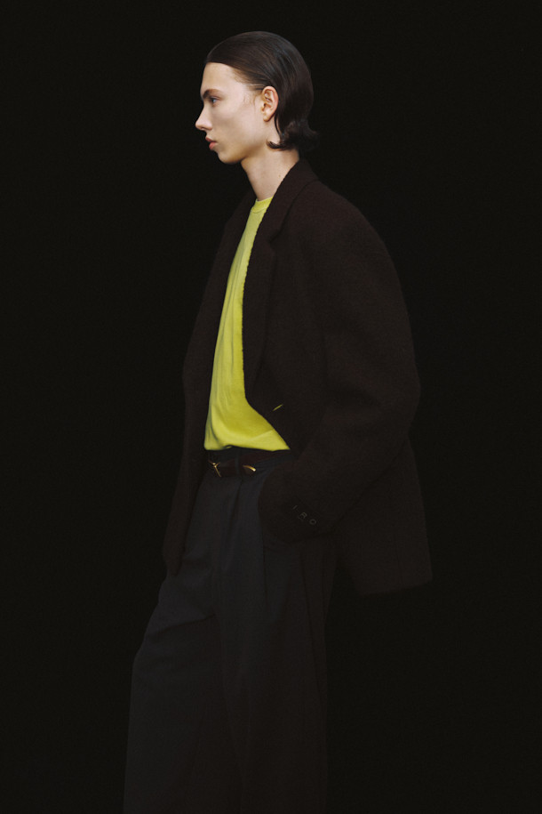 미스트랄 헤어리 울 투 버튼 재킷은 가을과 겨울, 클래식한 스타일을 위한 남성용 아우터입니다. 브라운 컬러의 세미 오버핏으로, 스트라이프 패턴이 돋보입니다. 울, 폴리에스터, 나일론 혼방의 두꺼운 소재로 제작되어 따뜻하고 포근한 착용감을 선사합니다. 오피스룩, 비즈니스 캐주얼, 모임룩 등 다양한 TPO에 활용 가능한 싱글 코트 타입의 투 버튼 재킷입니다. 클래식하고 미니멀한 디자인으로, 센터 벤트 디테일과 폴리에스터 안감이 특징입니다.
