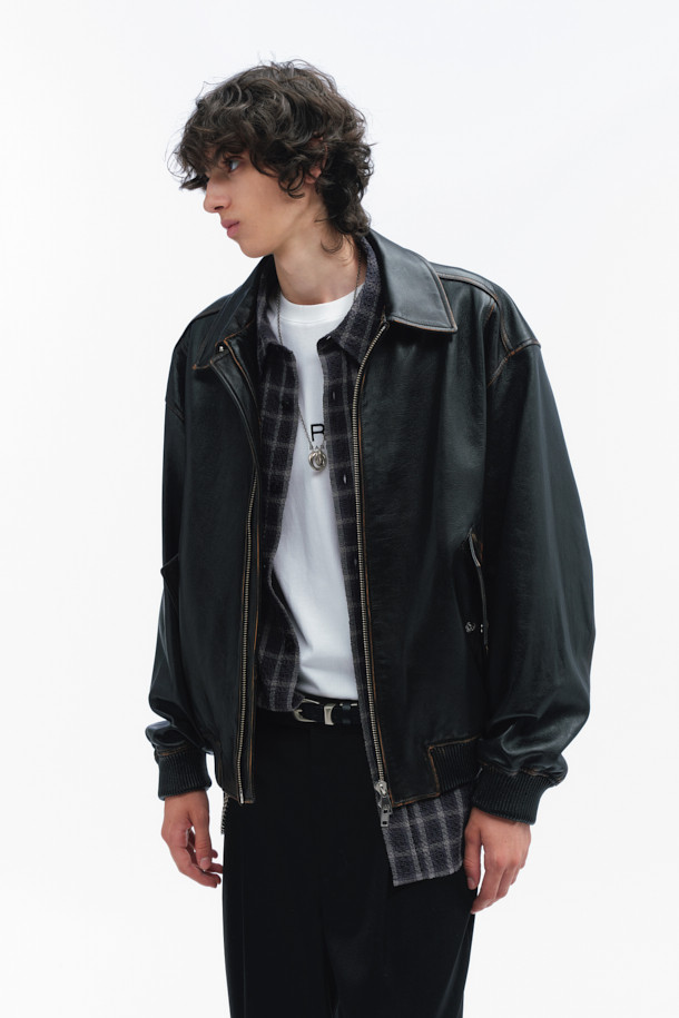 Sillage(실라지) 가죽 페이딩 카라 블루종은 양가죽, 폴리에스터, 레이온 혼방 소재로 제작되어 부드러운 촉감을 선사합니다. 블랙 컬러의 무지 디자인에 액션플리츠 디테일과 봉제라인 페이딩 가공을 더해 빈티지한 무드를 연출합니다. 크롭 기장의 오버핏으로 트렌디함을 강조하며, 카라 디자인과 집업 여밈 방식으로 편안하게 착용할 수 있습니다. 봄, 가을 시즌에 데이트룩, 모임룩, 출근룩 등 다양한 TPO에 클래식, 미니멀, 시크 스타일로 활용하기 좋습니다. 긴 소매 기장과 안감으로 보온성을 더했습니다.
