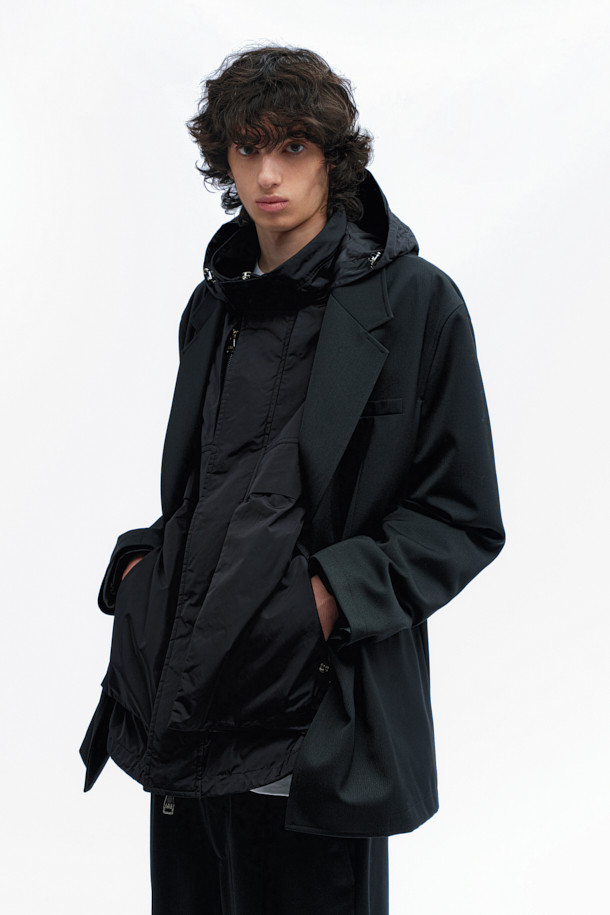 Vif (비프) 화섬 히든 후드 테크니컬 점퍼는 봄, 가을 간절기에 어울리는 남녀 공용 아우터입니다. 블랙 색상의 무지 디자인으로 캐주얼, 스포티, 미니멀 스타일을 연출하기 좋습니다. 얇은 두께감의 나일론, 폴리에스터 혼방 소재로 제작되어 가볍고 편안한 착용감을 제공합니다. 히든 후드, 하이넥, 지퍼 디테일, 밑단 스트링, 후드 스트링 등의 특징으로 기능성과 스타일을 동시에 잡았습니다. 여행이나 산책 시 간편하게 걸쳐 입기 좋은 실용적인 아이템입니다.
