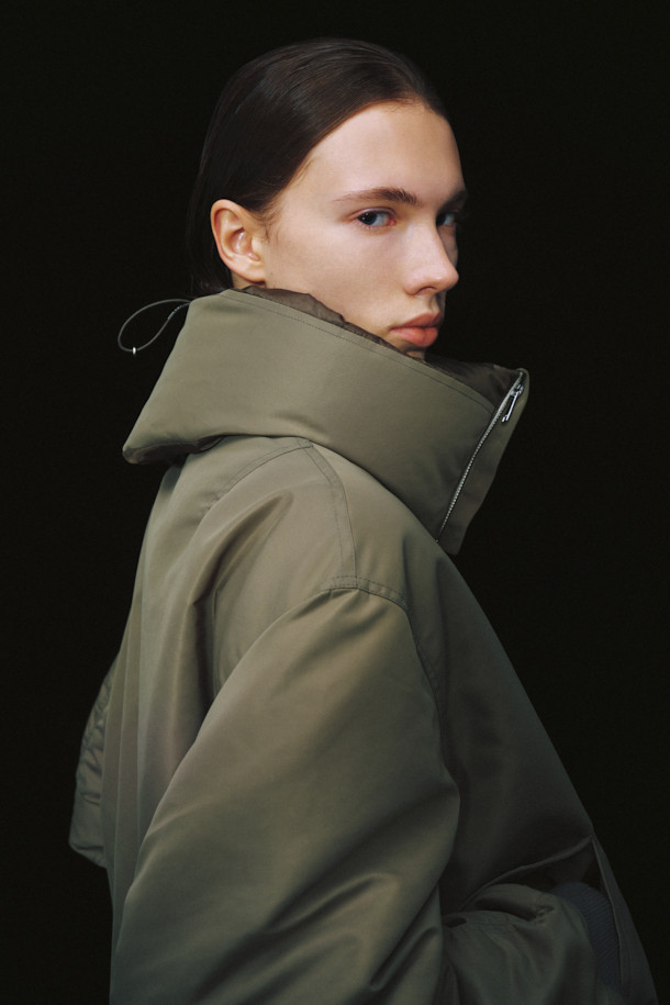 Avius(아비우스) 올메텍스 넥 워머 MA-1 항공 점퍼는 가을과 겨울, 미니멀하고 스트릿 스타일을 즐기는 남녀 모두에게 적합한 아우터입니다. 카키와 올리브 두 가지 색상으로 제공되며, 넥 워머가 포함되어 있어 보온성을 높였습니다. 넉넉한 오버핏에 집업 스타일로 편안하게 착용 가능하며, MA-1 항공 점퍼 특유의 디자인을 보여줍니다. 나일론과 폴리에스테르 혼방 소재에 두꺼운 두께감, 프리마로프트와 거위털 충전재를 사용하여 뛰어난 보온성을 제공합니다. 안감은 폴리에스테르로 마감되었습니다.
