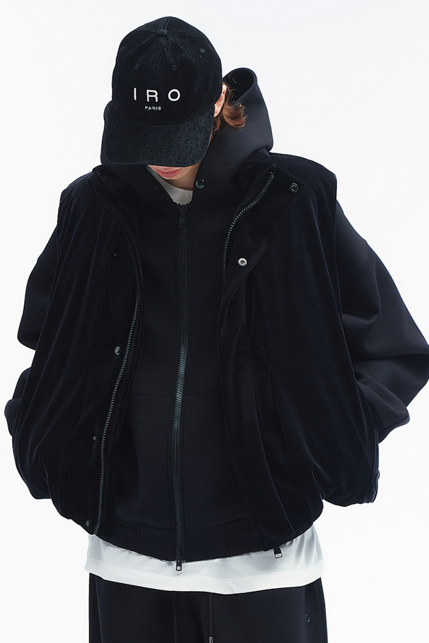 Douceur(두셰르) 벨벳 다운 베스트는 겨울철 따뜻함과 스타일을 동시에 잡을 수 있는 여성 및 남성용 아우터입니다. 부드러운 벨벳 소재와 구스다운 90/10 충전재를 사용하여 뛰어난 보온성을 제공하며, 오버핏 디자인으로 편안한 착용감을 선사합니다. 무지 블랙 컬러로 어떤 룩에도 쉽게 매치할 수 있으며, 넓은 암홀과 턱 디테일이 돋보입니다. 레귤러 기장에 집업 여밈 방식으로 간편하게 착용 가능하며, 미니멀하고 클래식한 스타일을 연출하기 좋습니다. 안감 또한 구스다운 충전재를 사용하여 더욱 포근한 착용감을 느끼실 수 있습니다.
