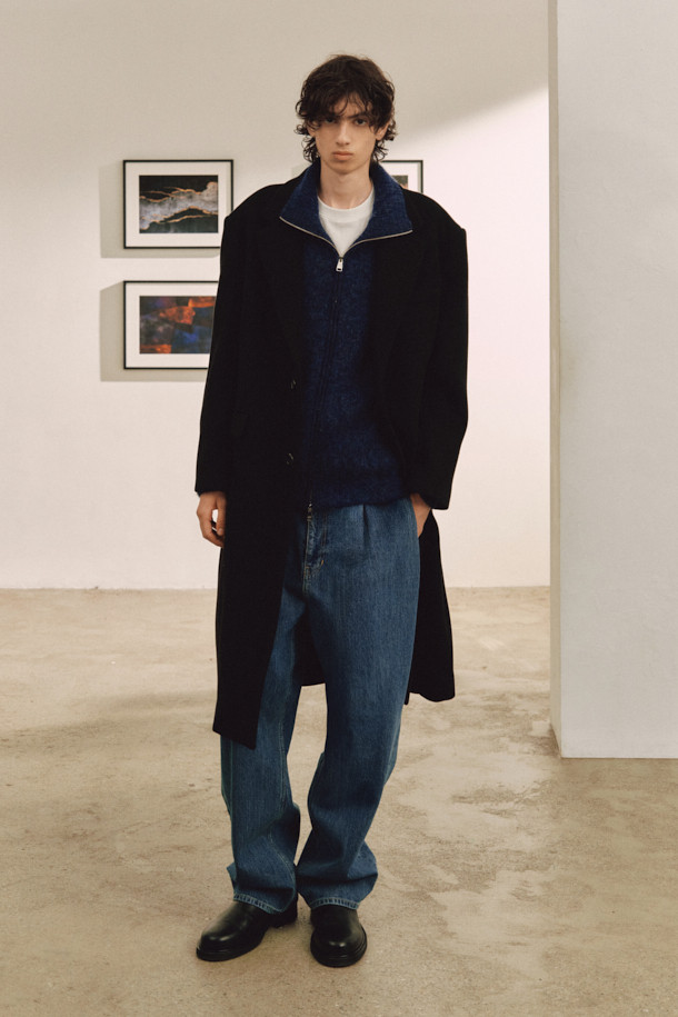 "Aura (아우라) 헤어리 집업 가디건"은 부드러운 촉감의 헤어리한 원사가 특징인 오버핏 가디건입니다. 네이비 색상으로, 가을과 겨울에 따뜻하게 착용하기 좋습니다. 하이넥 디자인과 크롭 기장으로 트렌디한 스타일을 연출하며, 사이드 포켓으로 실용성을 더했습니다. 아크릴, 알파카, 나일론, 모 혼방 소재로 제작되어 보온성이 뛰어나고, 무지 디자인으로 다양한 룩에 매치하기 용이합니다. 미니멀, 클래식, 캐주얼 등 폭넓은 스타일을 소화할 수 있는 베이직 아이템입니다.
