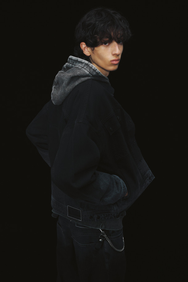 SAONA(사오나) 그라데이션 데님 트러커는 블랙과 그레이 컬러의 조화가 돋보이는 데님 재킷입니다. 봄, 가을 시즌에 어울리는 캐주얼 스타일로, 데이트룩과 봄 소풍룩에 적합합니다. 레귤러핏 디자인에 크롭 기장으로, 미니멀하고 시티보이 무드를 연출할 수 있습니다. 그라데이션 패턴과 로고 레더 탭, 스냅 버튼 탭이 특징이며, 실루엣 조절이 가능합니다. 면과 데님 소재로 제작되어 편안한 착용감을 선사하며, 긴 소매 기장으로 다양한 스타일링을 연출할 수 있습니다.
