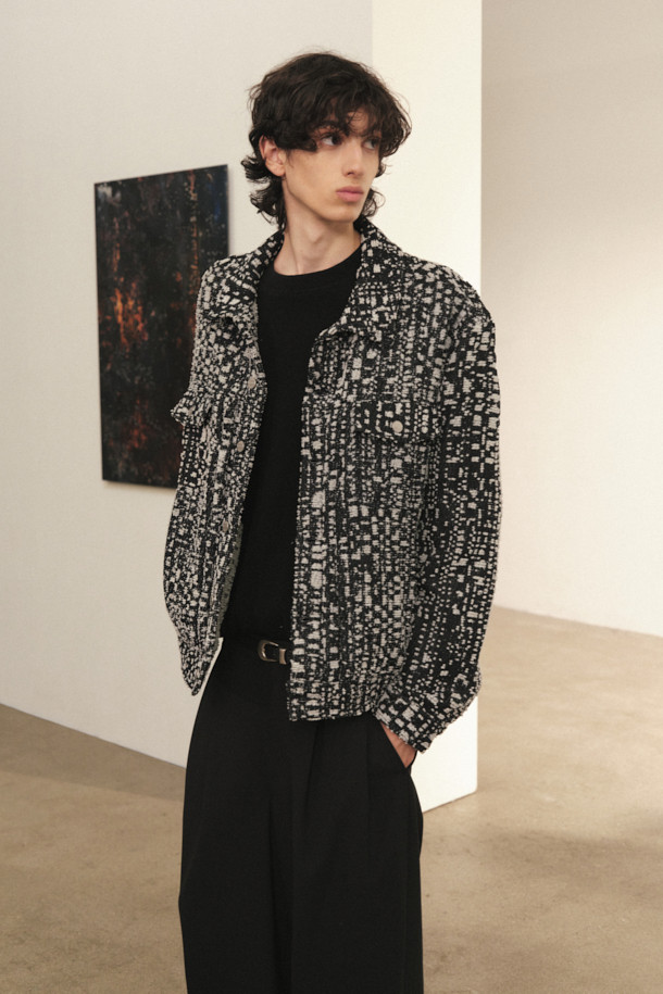 SSLOFISPE (에스에스엘로피스페) 멜란지 트러커 재킷은 남녀 모두 착용 가능한 캐주얼하고 베이직한 스타일의 아우터입니다. 가을과 겨울에 적합하며, 중간 두께감의 면과 폴리에스터 혼방 소재로 제작되어 편안한 착용감을 선사합니다. 멜란지 컬러와 자가드 패턴이 특징이며, 레귤러핏과 버튼 여밈 방식으로 클래식한 매력을 더합니다. 출근룩과 모임룩 모두에 활용 가능하며, 레이어드하여 다양한 스타일을 연출할 수 있습니다.
