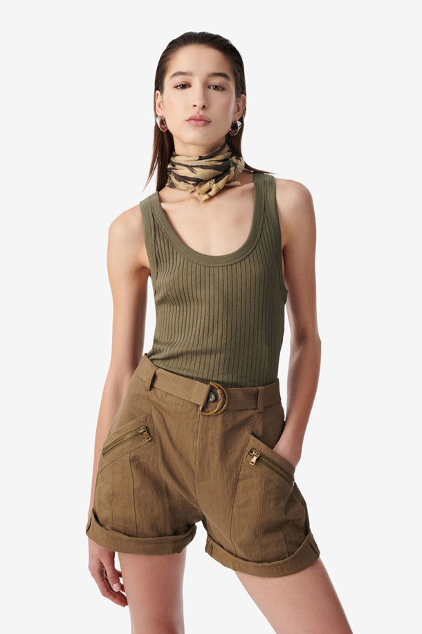 BAMBAM(밤밤) 지브라 스카프는 여성용 셔츠로, 봄, 여름 시즌에 착용하기 좋습니다. 베이지, 브라운 컬러의 루즈핏 긴소매 셔츠이며, 얇은 두께감으로 시원하게 착용할 수 있습니다. 밀리터리, 캐주얼 스타일의 카모 패턴 디자인이 특징입니다. 일상복으로 활용하기 좋으며, 스타일리시한 연출을 도와줍니다.
