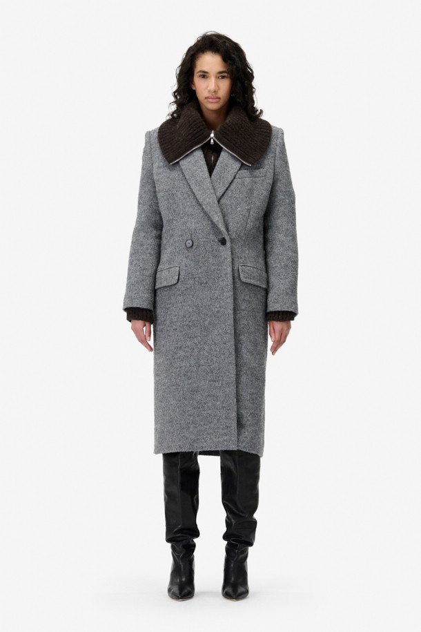 ARIANNA(아리아나) 클래식 부클 코트는 여성스러운 클래식 스타일을 완성하는 롱 기장의 코트입니다. 부드러운 촉감의 아크릴, 폴리에스터, 모 혼방 소재로 제작되어 가을과 겨울에 따뜻하게 착용할 수 있습니다. 톤 다운된 그레이 컬러와 슬림핏 디자인이 시크하고 미니멀한 무드를 자아내며, 더블 버튼, 플랩 포켓, 웰트 포켓 등의 디테일이 돋보입니다. 오피스룩, 출근룩, 모임룩 등 다양한 TPO에 활용 가능하며, 레이온과 면 혼방의 안감으로 편안한 착용감을 선사합니다.
