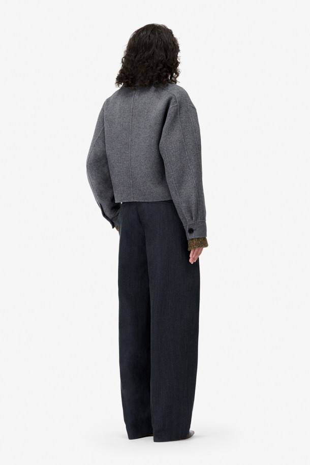 **RYNAYA (르나야) 핸드메이드 울 재킷**은 가을과 겨울, 미니멀하고 시크한 스타일을 연출하기에 좋은 아우터입니다. 부드러운 촉감의 모(wool)와 나일론 혼방 소재로 제작되어 편안한 착용감을 선사합니다. 릴랙스 핏과 크롭 기장으로 세련된 실루엣을 강조하며, 와이드 라펠과 드롭 숄더 디테일이 특징입니다. 일상뿐만 아니라 출근룩으로도 활용하기 좋으며, 무지 디자인으로 다양한 스타일과 매치하기 용이합니다. 안감이 없어 더욱 가볍게 착용할 수 있으며, 사이드 포켓으로 실용성을 더했습니다.
