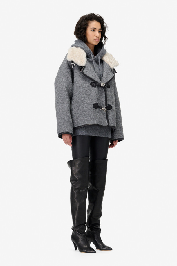 KASSON(카손) 퍼 카라 부클 재킷은 여성용 아우터로, 가을과 겨울에 따뜻하게 착용할 수 있습니다. 부드러운 촉감의 두꺼운 소재(아크릴, 폴리에스터, 모, 소가죽)로 제작되었으며, 하이넥 디자인과 오버핏으로 클래식하면서도 캐주얼한 스타일을 연출합니다. 그레이 컬러의 무지 패턴에 퍼 카라와 가죽 트리밍, 메탈 버클 디테일이 돋보이며, 긴 소매와 고리형 여밈 방식으로 편안함을 더했습니다. 출근룩이나 모임룩에 활용하기 좋으며, 미니멀한 스타일을 선호하는 분들께 추천합니다. 안감은 레이온과 면 혼방입니다.
