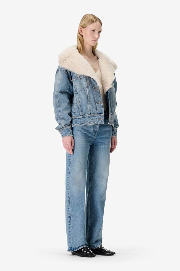 **SOPHIA 퍼 카라 데님 재킷**은 클래식과 캐주얼 무드를 동시에 연출하는 오버핏 데님 재킷입니다. 블루 컬러의 무지 데님 소재에 탈부착 가능한 퍼 카라가 더해져 포근함과 세련된 분위기를 선사합니다. 봄, 가을 시즌에 적합하며, 셔츠형 디자인과 플랩 포켓 디테일이 돋보입니다. 

워싱 가공으로 빈티지한 멋을 살렸으며, 안감은 폴리에스터와 면 혼방으로 제작되어 편안한 착용감을 제공합니다. 버튼 여밈 방식과 긴 소매 기장으로 다양한 스타일링이 가능합니다. 데님과 면 소재의 조화로 제작되어 높은 활용도를 자랑합니다.
