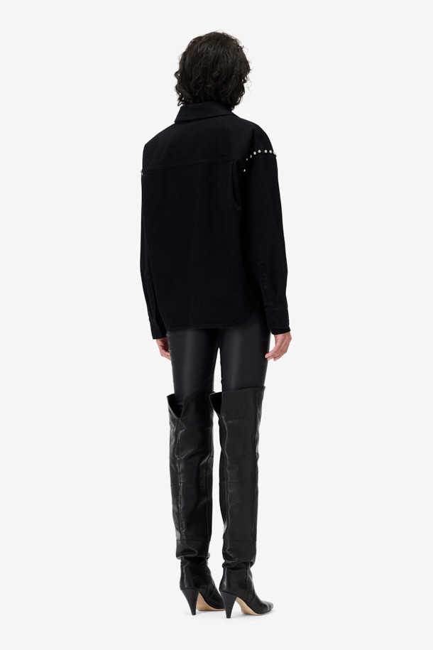 THOMAS(토마스) 스터드 데님 셔츠는 블랙 컬러의 오버핏 데님 자켓입니다. 간절기에 적합하며, 캐주얼, 미니멀, 시크한 스타일을 연출하기 좋습니다. 무지 패턴에 스터드 디테일과 어깨 라인 장식이 특징이며, 싱글 포켓으로 포인트를 더했습니다. 데이트룩 또는 모임룩에 활용하기 좋으며, 면, 데님, 폴리우레탄 혼방 소재로 제작되었습니다. 긴 소매와 스냅 여밈 방식이 특징입니다.
