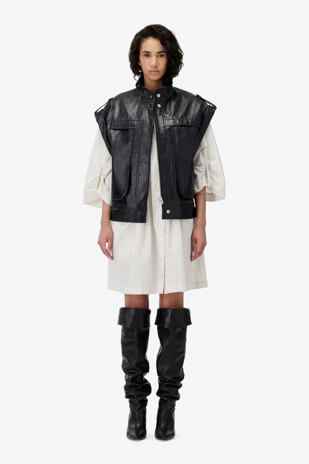 **JASPER(재스퍼) 하이넥 가죽 베스트**는 모던한 스타일을 추구하는 당신을 위한 완벽한 아이템입니다. 부드러운 천연 가죽 소재에 블랙 컬러, 무지 패턴으로 시크하면서도 미니멀한 분위기를 연출합니다. 견장 디테일과 사이드 포켓이 디자인의 포인트를 더하며, 봄, 가을 시즌 데이트룩, 모임룩, 출근룩 등 다양한 TPO에 활용 가능합니다. 오버핏으로 편안함과 스타일리시함을 동시에 잡았으며, 스냅 및 지퍼 여밈으로 간편하게 착용할 수 있습니다. 안감은 레이온 소재로 제작되어 부드러운 촉감을 선사합니다.
