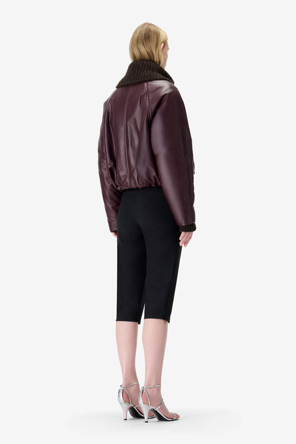 델타 가죽 블루종 재킷은 부드러운 양가죽 소재로 제작되어 고급스러운 촉감을 선사하는 블루종 재킷입니다. 와인, 버건디 두 가지 컬러로 출시되어, 가을과 겨울 시즌 캐주얼한 데이트룩, 모임룩에 포인트를 더할 수 있습니다. 하이넥 칼라, 라글랑 라인, 밑단 셔링 디테일이 돋보이는 디자인으로, 트렌디하면서도 미니멀, 클래식한 스타일을 연출합니다. 루즈핏 크롭 기장으로, 편안한 착용감과 세련된 실루엣을 동시에 만족시켜줍니다. 안감은 리오셀 소재로 제작되어 쾌적한 착용감을 제공합니다.
