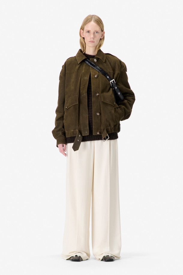 'BARRIE(바리에)' 스웨이드 오버 자켓은 남녀 공용으로, 봄, 가을에 캐주얼, 클래식, 미니멀한 스타일을 연출하기 좋습니다. 부드러운 스웨이드와 천연가죽 소재로 제작되어 고급스러운 촉감을 선사하며, 드롭 숄더와 플랩 포켓, 밑단 밴딩 등의 디테일이 돋보입니다. 넉넉한 오버핏으로 편안한 착용감을 제공하며, 데이트룩, 모임룩에 활용하기 좋습니다. 안감은 레이온 소재로 마감하여 활동성을 높였습니다. 
