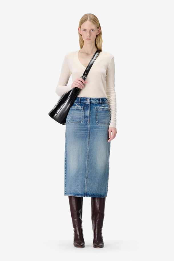 **SIRYNE(시린) 포켓 데님 스커트**는 캐주얼, 미니멀, 클래식 스타일을 즐겨 입는 여성들을 위한 데님 스커트입니다. 블루 컬러의 무지 디자인으로, 봄, 가을에 어울리는 두꺼운 두께감과 뻣뻣한 촉감을 가지고 있습니다. 스트레이트 핏의 H라인 스커트로, 빈티지 워싱과 프론트 아웃포켓 디테일이 특징이며, 뒷면 허리 다트와 슬릿으로 편안함과 스타일을 더했습니다. 안감은 폴리에스터와 면 혼방으로 제작되었으며, 데이트룩이나 봄 소풍룩에 코디하기 좋습니다.
