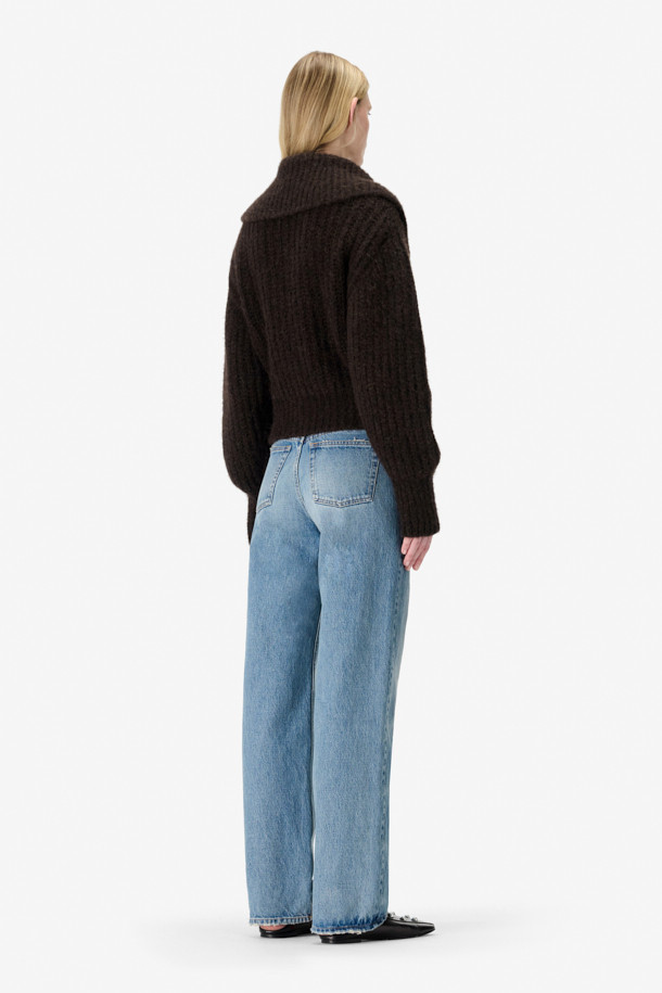 **SOREZE(소레즈) 스트레이트 데님 팬츠**는 베이직하고 캐주얼한 스타일의 데님 팬츠입니다. 라이트 블루 컬러의 무지 디자인으로, 봄, 가을에 어울리는 긴 기장의 면 소재 바지입니다. 스트레이트 핏으로 제작되어 편안한 착용감을 제공하며, 하이라이즈 디자인과 5포켓 디테일이 특징입니다. 안감은 면과 폴리에스터 혼방으로 제작되었으며, 버튼 플라이 방식으로 디자인되었습니다.  봄 소풍룩, 캐주얼, 미니멀, 클래식 스타일을 연출하기에 좋습니다.
