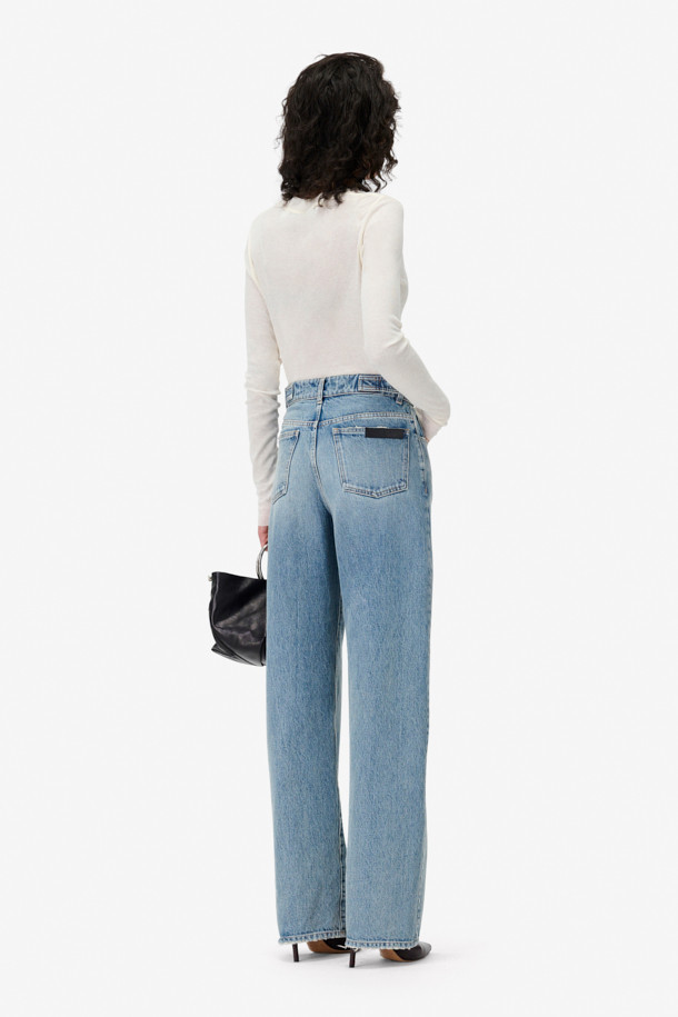 STEEVE (스티브) 벨티드 와이드 데님 팬츠는 연청 컬러의 와이드핏 데님 팬츠입니다. 봄, 가을에 어울리는 캐주얼 스타일로, 하이라이즈 디자인과 빈티지 워싱, 페이드 처리로 멋스러움을 더했습니다. 버튼 탭 디테일과 5포켓 디자인, 버튼 플라이 디테일이 돋보이며, 면과 폴리에스터, 면 혼방의 안감으로 편안한 착용감을 선사합니다. 데이트룩, 봄 소풍룩에 어울리며, 미니멀, 클래식 스타일을 즐기는 분들께 추천합니다.
