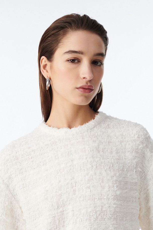 썬네 트위드 오버 티셔츠는 여성스러운 데이트룩, 카페룩, 모임룩을 위한 클래식 스타일의 반소매 셔츠입니다. 면과 나일론 혼방 소재로 제작되어 봄, 여름 시즌에 시원하게 착용할 수 있습니다. 오버핏 디자인으로 편안한 착용감을 제공하며, 트위드 패턴이 고급스러운 분위기를 더합니다. 뒷넥 버튼 여밈 디테일로 섬세함을 더한 미니멀하고 캐주얼한 스타일의 상의입니다.
