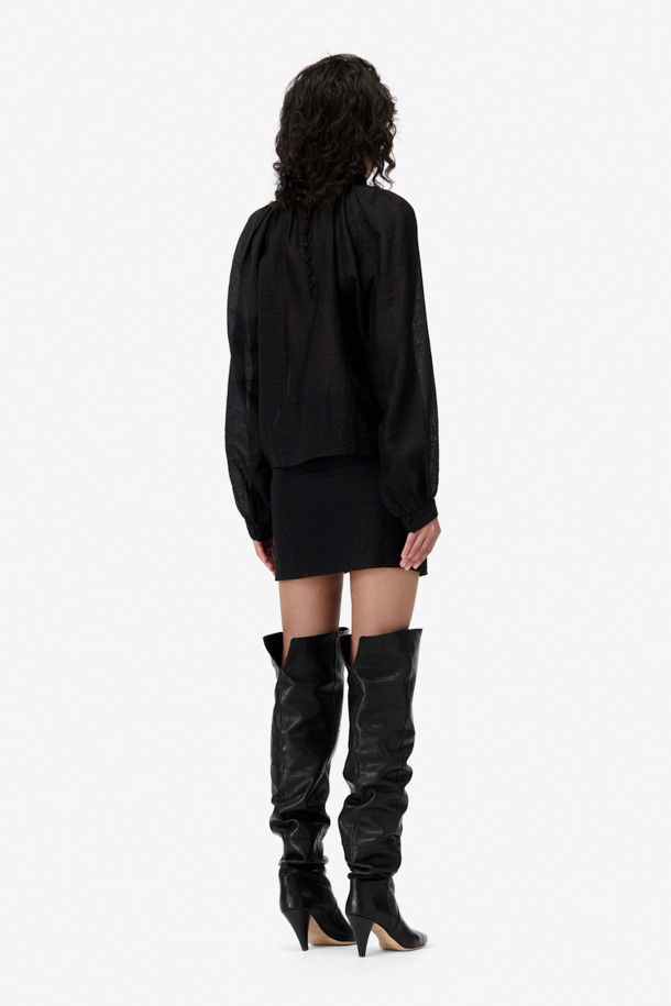 NAHAE(나에) 카울넥 레이어 블라우스는 여성스러운 실루엣을 연출하는 블랙 컬러의 블라우스입니다. 부드러운 레이온, 마, 나일론 혼방 소재로 제작되어 은은한 광택감과 시어한 텍스처, 부드러운 촉감을 선사합니다. 사선 레이어 디자인과 셔링 디테일이 우아하고 클래식한 무드를 더하며, 루즈핏과 긴 소매가 편안한 착용감을 제공합니다. 뒷넥 버튼 여밈으로 깔끔하게 마감되었으며, 카울넥과 하이넥 스타일을 모두 연출할 수 있어 오피스룩, 모임룩, 소개팅룩 등 다양한 TPO에 활용 가능합니다.
