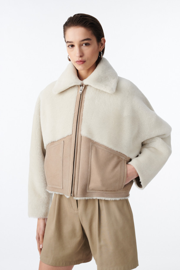 BELLAGIO(벨라지오) 시어링 재킷은 여성용 아우터로, 가을과 겨울에 따뜻하게 착용할 수 있습니다. 아이보리와 베이지 두 가지 색상으로 출시되어 다양한 스타일에 매치하기 좋습니다. 캐주얼, 미니멀, 클래식 스타일을 아우르며 데이트룩, 모임룩 등 TPO에 따라 폭넓게 활용 가능합니다. 천연가죽, 폴리에스터, 면 혼방의 두꺼운 소재와 지퍼형 여밈 방식으로 제작되었으며, 크롭 기장과 긴 소매, 빅 포켓 디자인으로 포인트를 더했습니다.
