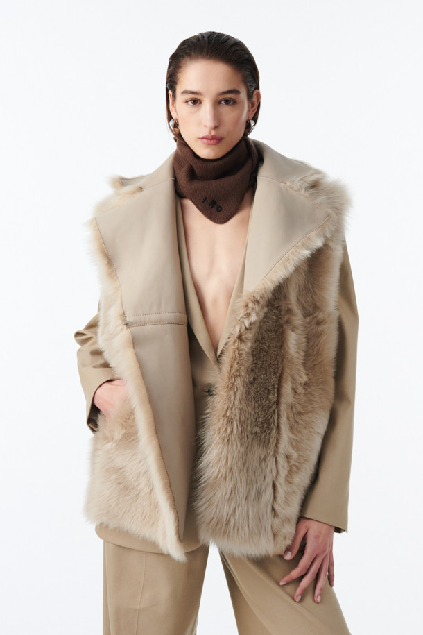 YEMINI(예미니) 리버시블 시어링 베스트는 가을, 겨울 시즌 여성의 클래식하고 엘레강스한 스타일을 완성해 줄 아우터입니다. 베이지 컬러의 무지 디자인으로, 힙 기장의 레귤러핏을 선사하며 오픈형 여밈 방식으로 편안하게 착용할 수 있습니다. 천연 가죽과 퍼 소재의 조합으로 부드러운 촉감을 자랑하며, 두꺼운 두께감으로 따뜻함을 더했습니다. 양면 착용이 가능하며 포켓 디테일이 돋보여 실용성을 높였으며, 데이트룩, 모임룩, 출근룩 등 다양한 TPO에 활용 가능합니다. 미니멀하고 시크한 스타일을 즐기는 분들께 추천합니다.
