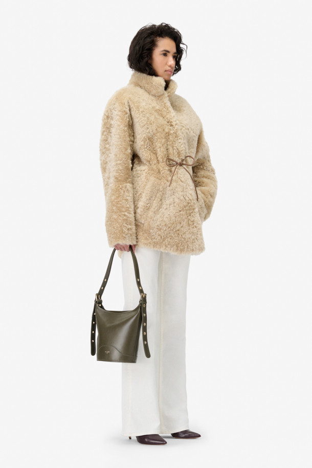 HURON(휴론) 시어링 하이넥 코트는 여성스러운 데이트룩을 완성하는 미니멀하고 시크한 스타일의 아우터입니다. 부드러운 촉감의 천연 양가죽과 레이온 혼방 소재로 제작되었으며, 두꺼운 두께감으로 겨울철에도 따뜻하게 착용할 수 있습니다. 허리 가죽 스트랩과 사이드 포켓, 스탠드 칼라 디테일이 돋보이며, 오버핏 디자인과 히든 클로징으로 세련된 실루엣을 연출합니다. 베이지 컬러의 무지 디자인으로 다양한 룩에 매치하기 용이합니다. 긴 소매 기장의 레귤러 기장 하이넥 코트로, 시크하고 세련된 겨울 스타일을 완성해 보세요.
