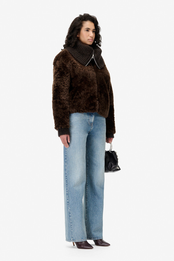 **HAYSE (헤이즈) 시어링 재킷**은 가을과 겨울, 당신의 스타일을 책임질 아우터입니다. 천연 가죽과 레이온 소재를 사용하여 두꺼운 두께감으로 따뜻함을 선사하며, 레이온 안감으로 부드러운 착용감을 더했습니다. 캐주얼하고 클래식한 무드를 동시에 연출하며, 출근룩과 모임룩 등 다양한 TPO에 활용 가능합니다. 무지 디자인에 긴 소매, 사이드 포켓과 칼라 디테일, 후크 여밈 방식으로 고급스러움을 더한 잇(it) 아이템입니다.
