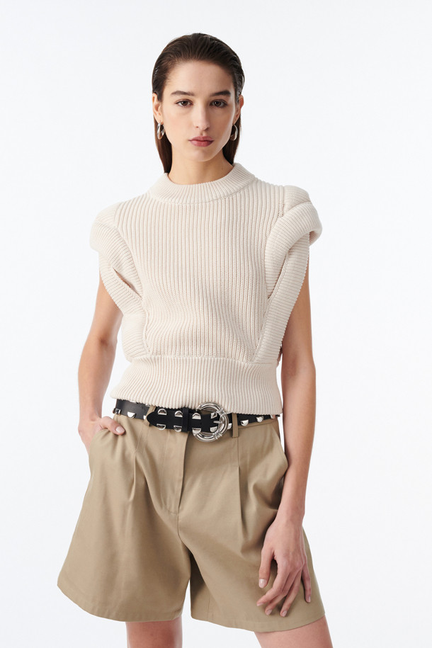 "NASH(내쉬) 케이블 니트 탑"은 부드러운 면과 폴리에스터 혼방 소재로 제작되어 봄, 여름 시즌에 적합한 여성용 민소매 크롭 니트입니다. 아이보리 컬러의 베이직한 디자인으로, 숄더 디테일과 암홀 케이블 디자인이 특징이며, 밑단 시보리 마감으로 안정감을 더했습니다. 오버핏으로 편안하게 착용 가능하며, 라운드넥으로 다양한 스타일 연출이 용이합니다. 데이트룩, 봄 소풍룩 등 캐주얼, 미니멀, 클래식 무드로 폭넓게 활용할 수 있으며, 레이어드하여 더욱 다채로운 스타일링을 완성할 수 있습니다.
