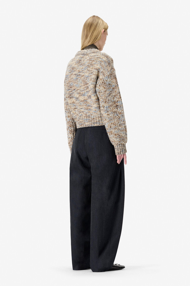 **CAMILLA(카밀라) 멜란지 니트 탑**은 가을과 겨울에 어울리는 여성용 니트/스웨터입니다. 멜란지 패턴의 부드러운 모 소재로 제작되어 포근한 착용감을 선사하며, 라운드넥과 긴소매 디자인으로 베이직하면서도 클래식, 미니멀, 캐주얼 스타일을 연출합니다. 두꺼운 두께감과 루즈핏으로 편안함을 강조했으며, 일상 및 출근룩에 활용하기 좋습니다. 트위스트 원사와 니트 조직감으로 고급스러운 디자인을 더했습니다.
