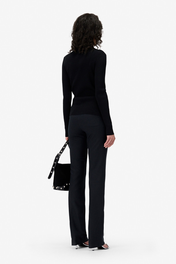 세련된 SHANA(샤나) 슬림 니트 탑을 소개합니다. 부드러운 레이온, 나일론, 금속 섬유 혼방 소재로 제작되어 은은한 광택과 고급스러운 촉감을 선사합니다. 슬림핏 하이넥 디자인에 긴 소매와 골지 패턴이 더해져 미니멀, 클래식, 시크한 스타일을 연출합니다. 얇은 두께감으로 가을, 겨울철 이너웨어로 활용하기 좋으며, 출근룩, 오피스룩, 모임룩 등 다양한 TPO에 매치할 수 있습니다. 메탈릭사가 은은하게 빛나 특별함을 더하는 베이직 아이템입니다.
