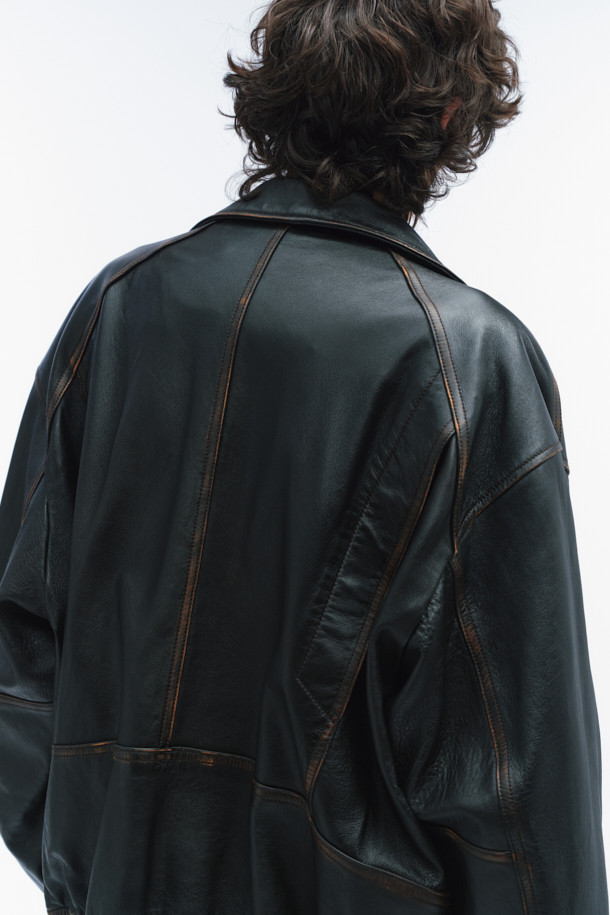 Sillage(실라지) 가죽 페이딩 카라 블루종은 양가죽, 폴리에스터, 레이온 혼방 소재로 제작되어 부드러운 촉감을 선사합니다. 블랙 컬러의 무지 디자인에 액션플리츠 디테일과 봉제라인 페이딩 가공을 더해 빈티지한 무드를 연출합니다. 크롭 기장의 오버핏으로 트렌디함을 강조하며, 카라 디자인과 집업 여밈 방식으로 편안하게 착용할 수 있습니다. 봄, 가을 시즌에 데이트룩, 모임룩, 출근룩 등 다양한 TPO에 클래식, 미니멀, 시크 스타일로 활용하기 좋습니다. 긴 소매 기장과 안감으로 보온성을 더했습니다.
