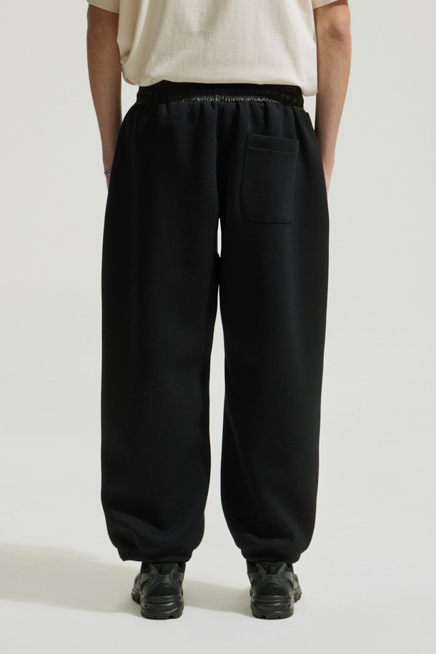 세인트 밴딩 배색 와이드 조거 팬츠는 편안함과 스타일을 모두 갖춘 남성용 바지입니다. 폴리에스터, 레이온, 폴리우레탄 혼방 소재로 제작되어 부드러운 촉감과 편안한 착용감을 제공합니다. 배색 디자인과 로고 패턴으로 포인트를 더했으며, 와이드 핏과 조거 핏의 조화로 트렌디한 스타일을 연출합니다. 허리 밴딩과 밑단 스트링, 포켓 디테일로 활동성을 높였으며, 집콕룩, 산책룩, 캐주얼, 미니멀, 스포티 스타일을 즐기는 분들께 추천합니다. 일상생활에서 편안하고 스타일리시하게 착용할 수 있는 실용적인 아이템입니다.
