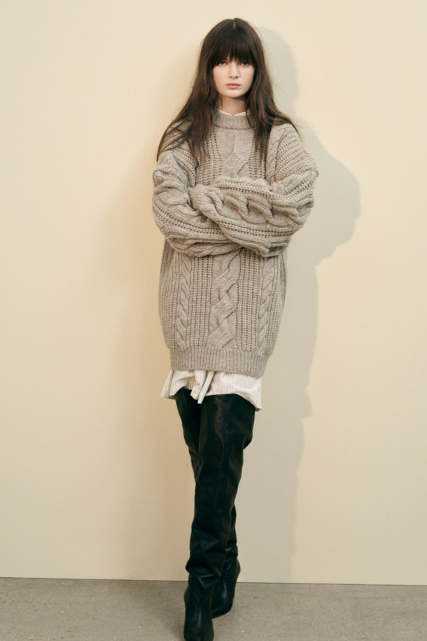 STONE(스톤) 오버핏 롱 부츠는 여성만을 위한 신발입니다. 부드러운 양가죽과 천연가죽 소재로 제작되어 고급스러운 핏을 선사하며, 무릎 위 기장으로 다리가 길어 보이는 효과를 줍니다. 슬림하고 포인티드한 앞코 디자인과 콘힐 굽은 클래식, 미니멀, 시크한 스타일을 완성합니다. 지퍼 없이 슬립온 형태로 편안하게 착용 가능하며, 데이트룩, 모임룩, 연말 모임룩 등 다양한 TPO에 활용하기 좋습니다. 자연스러운 주름이 멋스러운 포인트를 더합니다.
